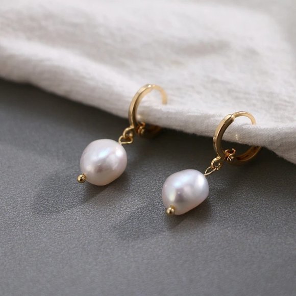 New 18K Gold Plated Freshwater Pearl Huggie Hoop Earrings - Picture 3 of 5